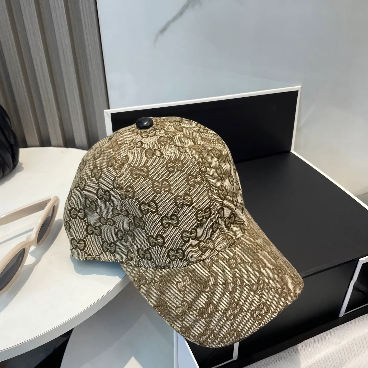 P70 Gucci (Gucci) classic original baseball cap😍Customized with 1:1 mold opening at the counter, the highest version, the original canvas is light and breathable! Photographed in real life, suitable for men and women in all seasons, basic head circumference 56cm, adjustable patches.