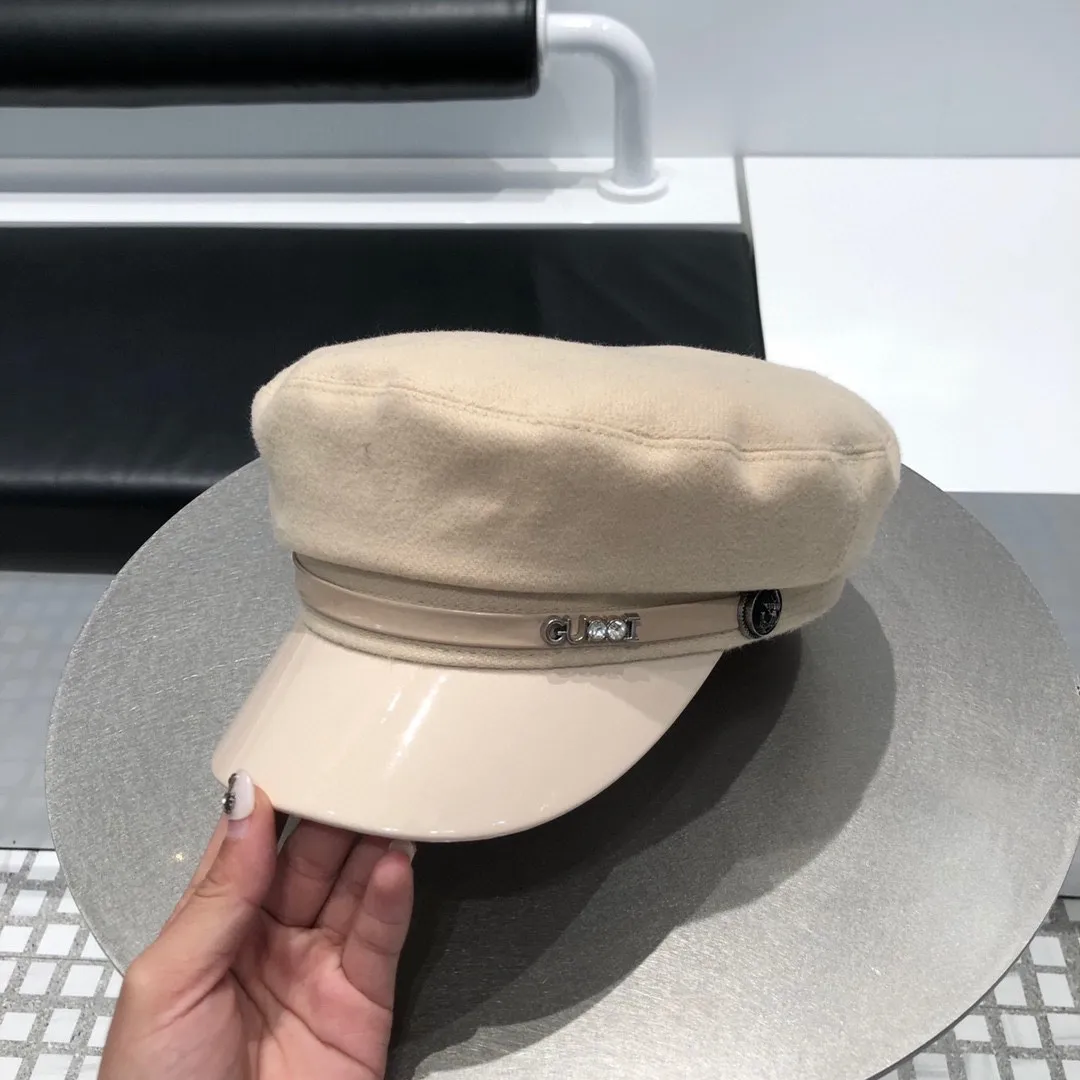P150 Gucci GUCCI celebrity-style military cap with fur and patent leather. Soft texture. Perfect hat shape. Popular Korean product order. Original quality.