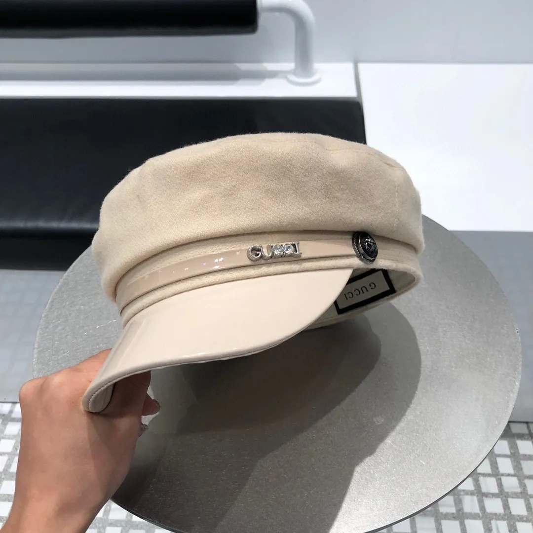 P150 Gucci GUCCI celebrity-style military cap with fur and patent leather. Soft texture. Perfect hat shape. Popular Korean product order. Original quality.