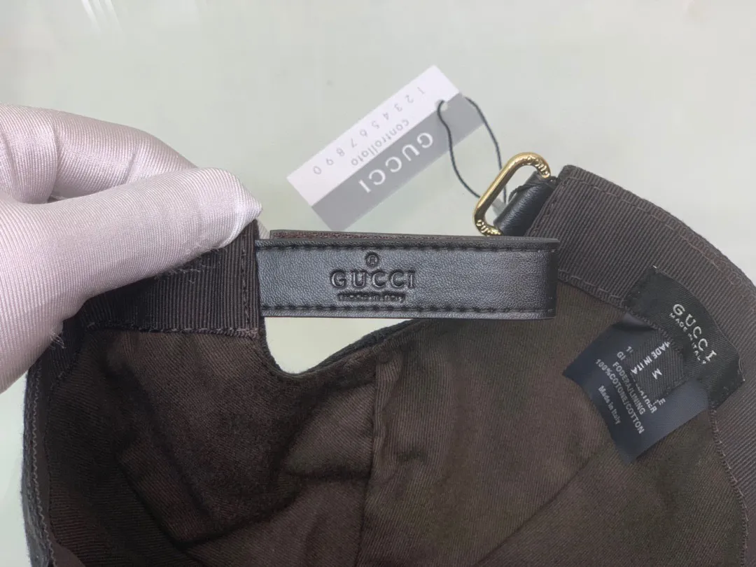 🉐130 new models shipped, Gucci (Gucci) new original baseball cap, artistic word embroidery, 1:1 mold customization, heavy embroidery, details comparable to counters, original canvas fabric + first-layer cowhide, pure cotton lining, great quality! The first choice for handsome men and beautiful women, fashionable and versatile. Basic head circumference 56, adjustable patch