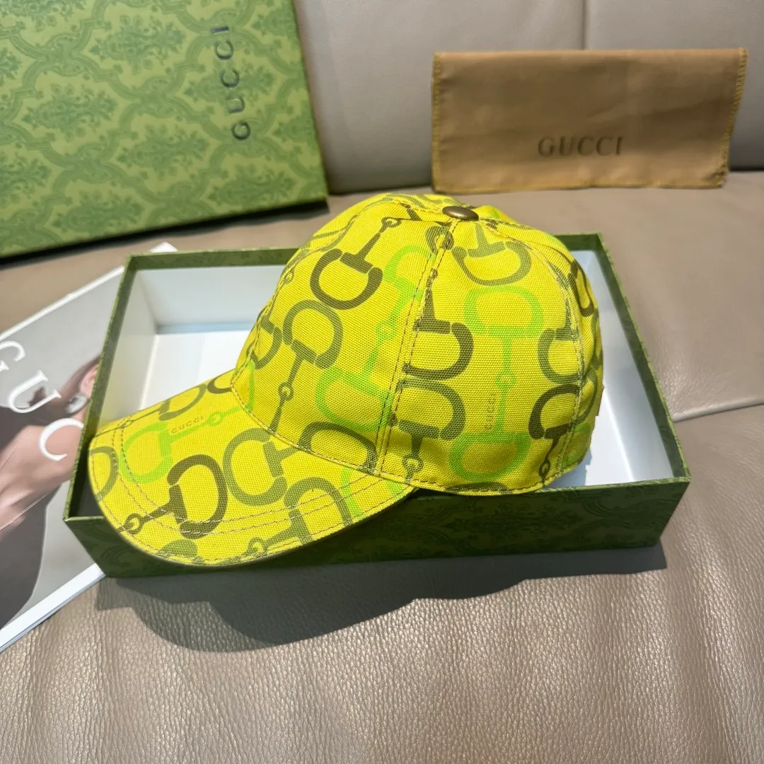 p90 Horsebit buckle shipped. Gucci new original baseball cap, horsebit buckle baseball cap. 1:1 mold opening and customization at the counter, original canvas fabric + first layer of cowhide, light and breathable! The basic head circumference is 56cm, and the patch is adjustable.