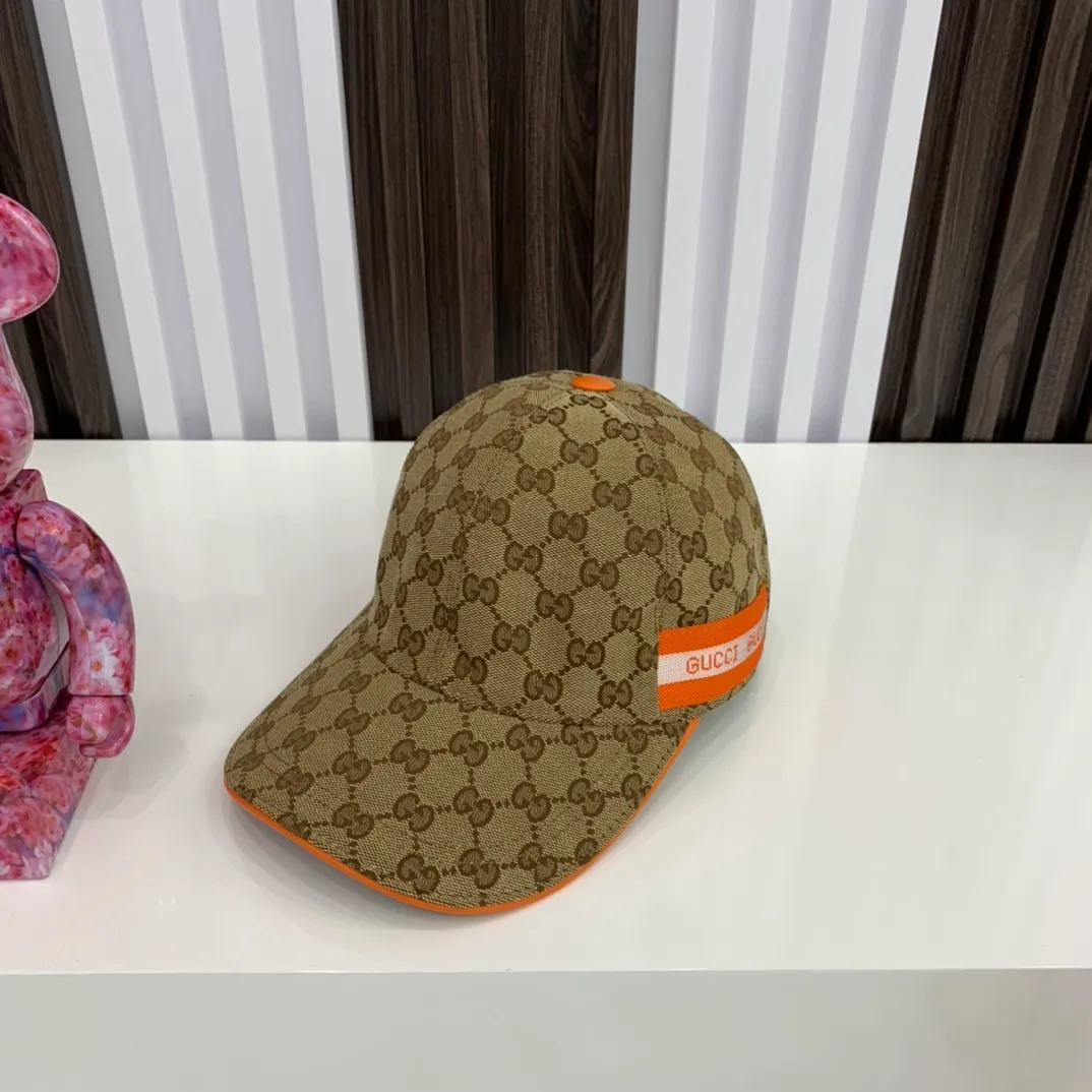 p110 Gucci (Gucci) original baseball cap, 1:1 mold customization, the details are comparable to those at the counter, original canvas fabric + first-layer cowhide, the quality is superb! The first choice for handsome men and beautiful women, fashionable and versatile. Basic head circumference 56, adjustable patch, two colors in stock!