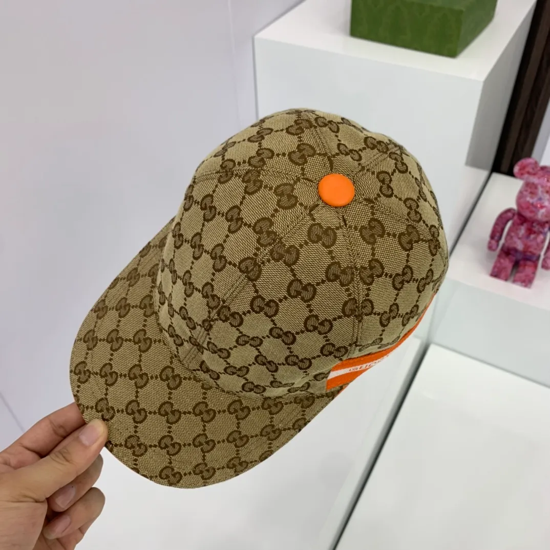 p110 Gucci (Gucci) original baseball cap, 1:1 mold customization, the details are comparable to those at the counter, original canvas fabric + first-layer cowhide, the quality is superb! The first choice for handsome men and beautiful women, fashionable and versatile. Basic head circumference 56, adjustable patch, two colors in stock!