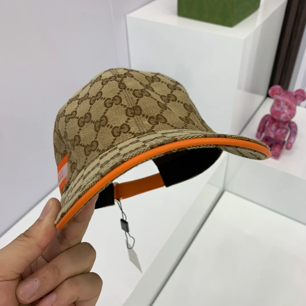 p110 Gucci (Gucci) original baseball cap, 1:1 mold customization, the details are comparable to those at the counter, original canvas fabric + first-layer cowhide, the quality is superb! The first choice for handsome men and beautiful women, fashionable and versatile. Basic head circumference 56, adjustable patch, two colors in stock!