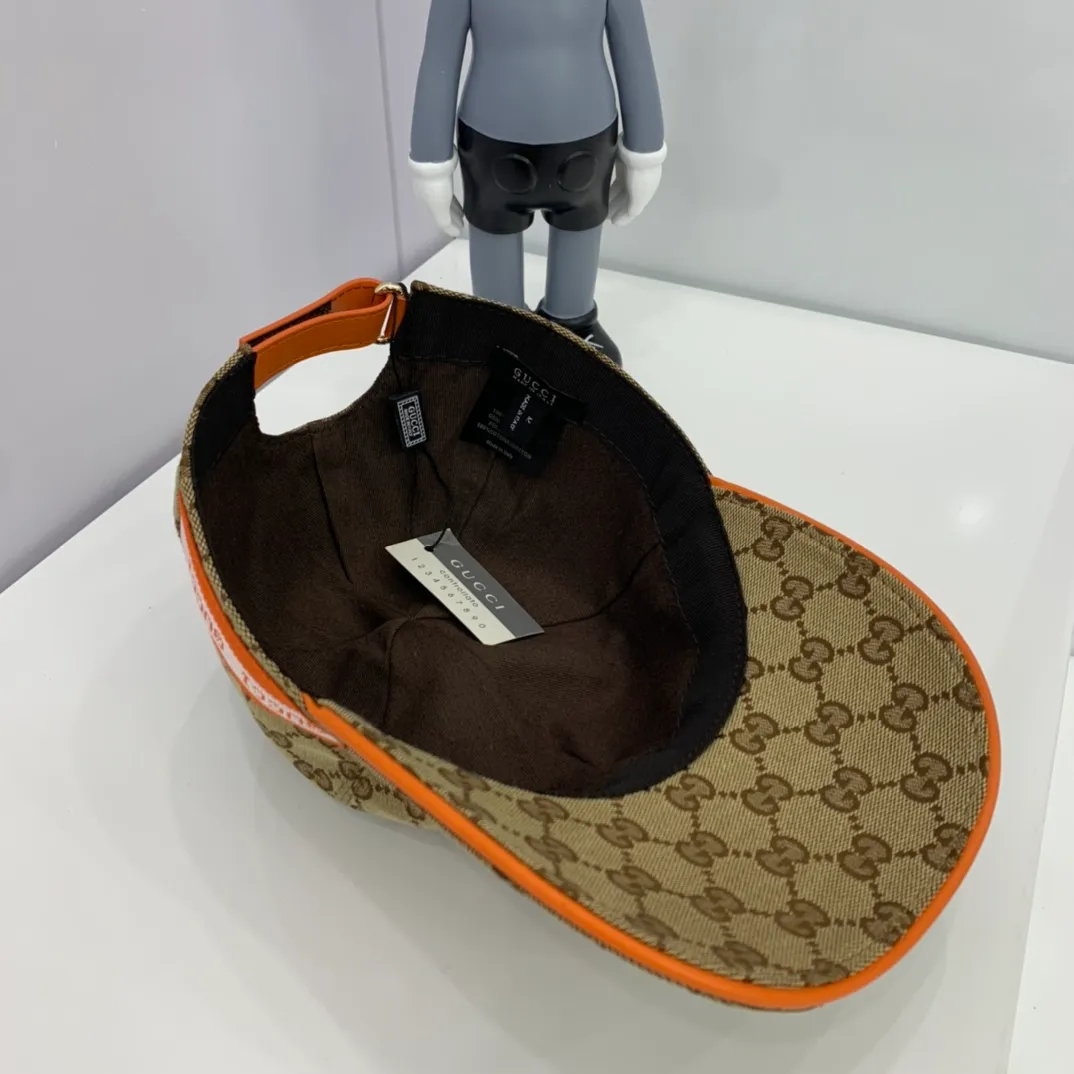 p110 Gucci (Gucci) original baseball cap, 1:1 mold customization, the details are comparable to those at the counter, original canvas fabric + first-layer cowhide, the quality is superb! The first choice for handsome men and beautiful women, fashionable and versatile. Basic head circumference 56, adjustable patch, two colors in stock!