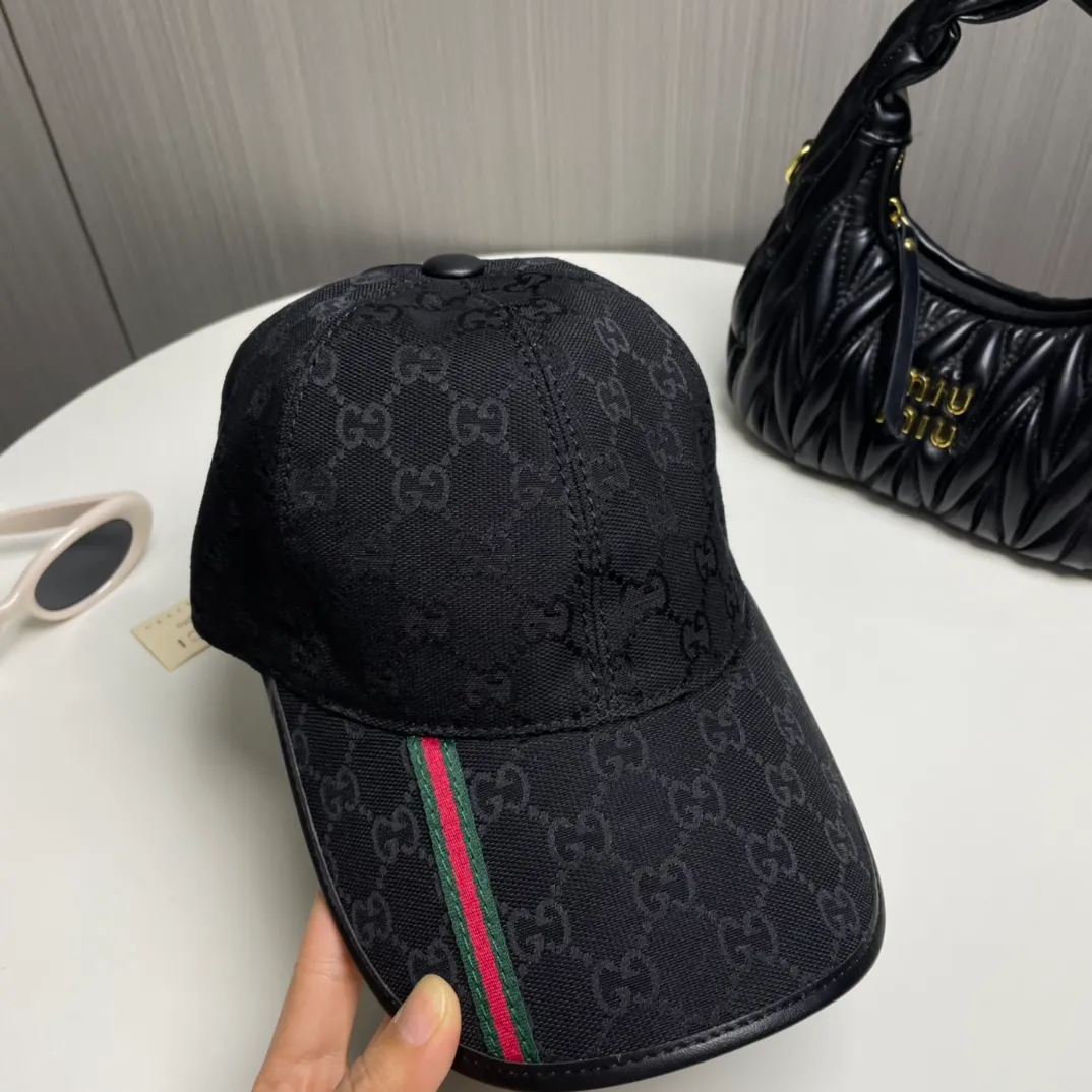 P86 Gucci (Gucci) classic original baseball cap, vertical small webbing, 1:1 mold customization, original canvas + first-layer cowhide, genuine leather edging, handsome and fashionable, popular purchasing agent, versatile style for men and women, great quality! The basic head circumference is 56cm, and the patch is adjustable.