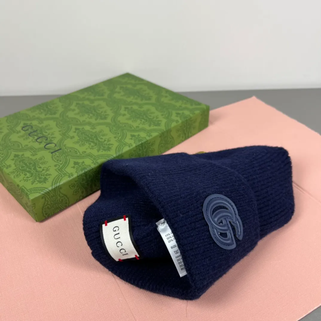 P50 with dust bag GUCCI official website knitted hat 😘 Cashmere material 🙆🏻New official website 😱 Simple and elegant 👍 The tight knitting method is very thick, soft and comfortable 🙈Warm and fashionable❤️Can’t put it down👍Dear, hurry up and get it👍😘Same style for men and women!