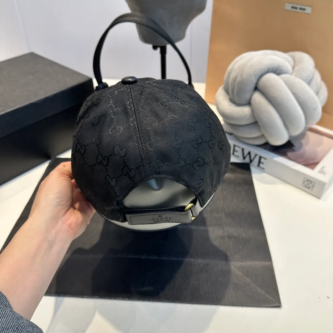 P60 Gucci (Gucci) classic original baseball cap😍Customized with 1:1 mold opening at the counter, the highest version, the original canvas is light and breathable! Photographed in real life, suitable for men and women in all seasons, basic head circumference 56cm, adjustable patches.