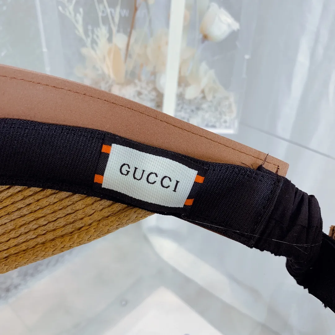 P70 Gucci color-blocked raffia empty top hat is designed with a touch of caution. It is not as monotonous as ordinary straw hats. The belt splicing design makes the hat more three-dimensional. Not only will the empty top hat not weigh down the hair, it will not be stuffy. 😏 Jimei friends, hurry up and get it🔛