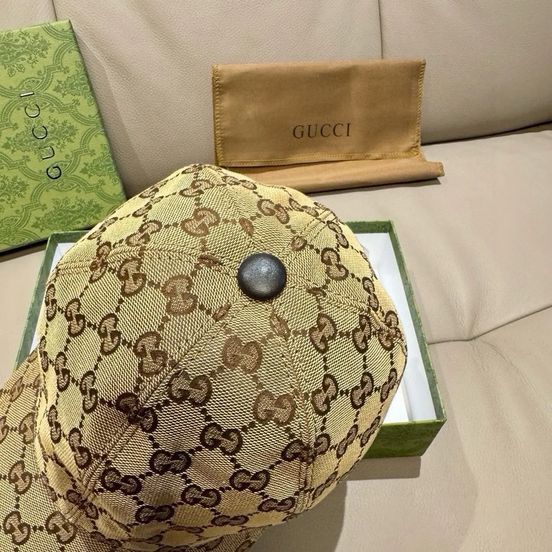 p90, the latest collaboration model of NY&Gucci (Gucci), original baseball cap, 1:1 mold customization, details comparable to those at the counter, original canvas fabric + first-layer cowhide, excellent quality! The first choice for handsome men and beautiful women, fashionable and versatile. The basic head circumference is 56cm, and the patch is adjustable.