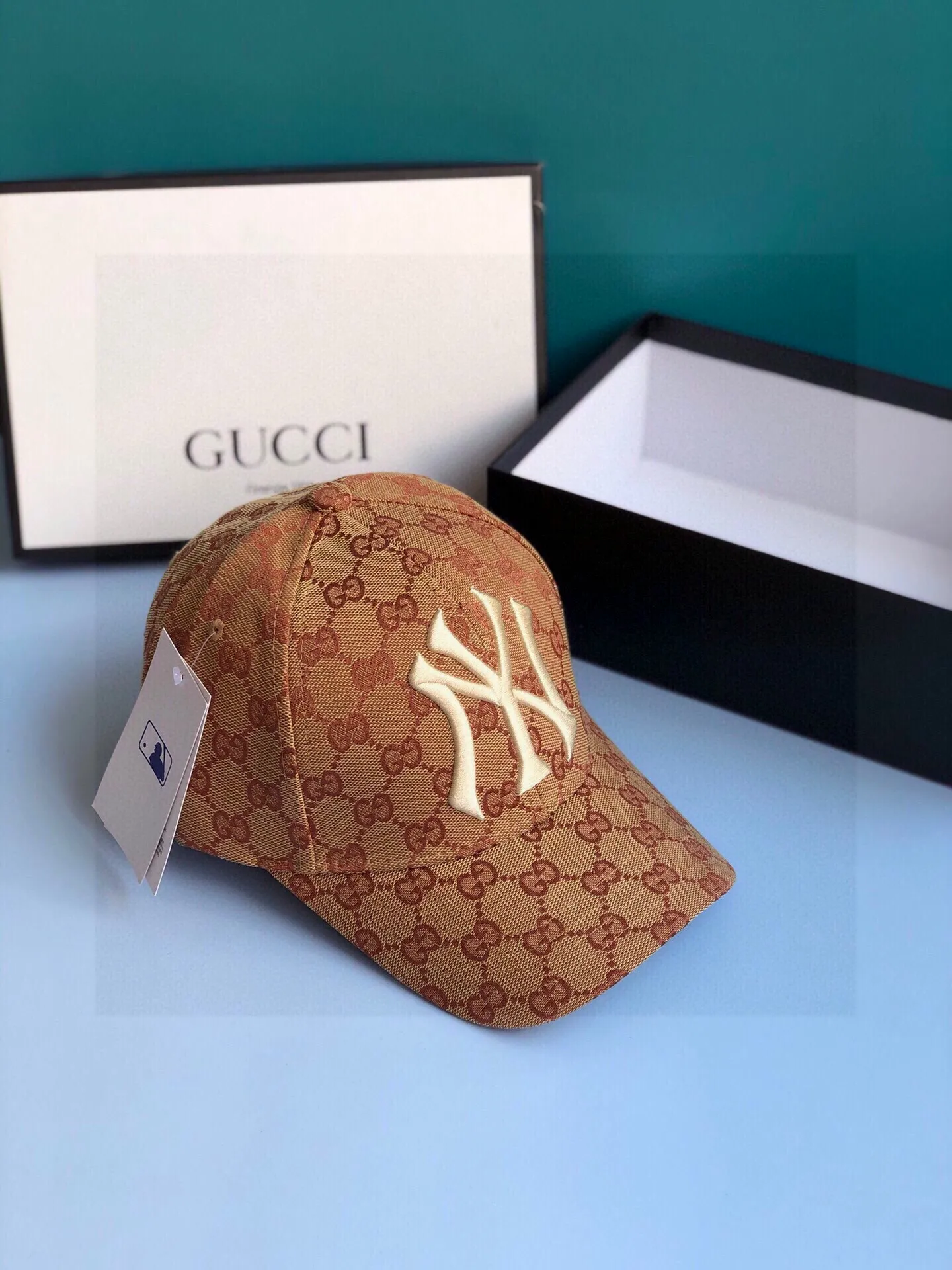 Special price 🉐60💰 💰Gucci co-branded NY🧢. The most popular co-branded limited edition, synchronized with the authentic products at the counter, a super high-quality one, you can see how good it is just by looking at the detailed pictures, it has finally arrived! New three-dimensional embroidery model, genuine purchase🌸Super good quality, high-end model, exquisite brim