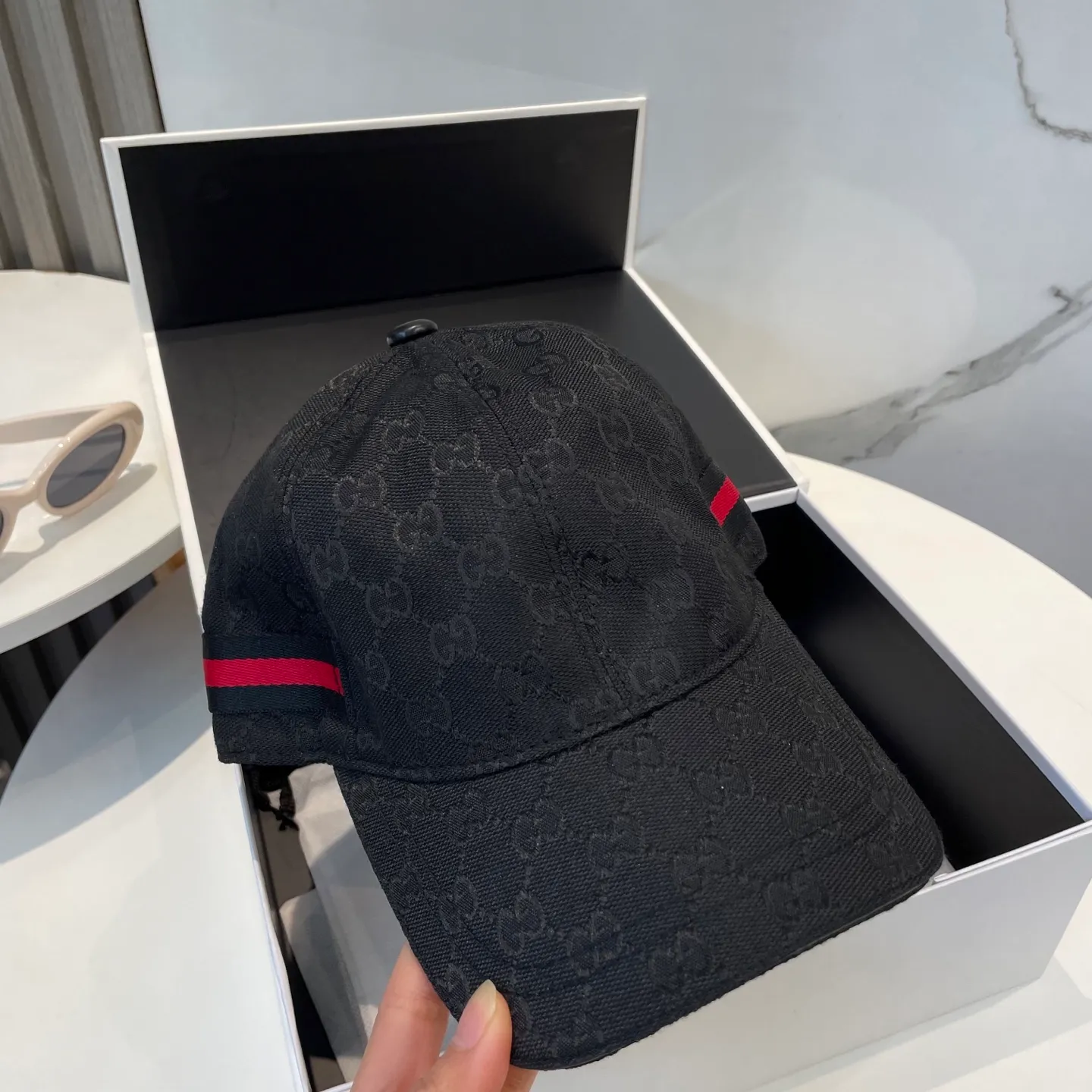 P60 Gucci (Gucci) classic original baseball cap😍Customized with 1:1 mold opening at the counter, the highest version, the original canvas is light and breathable! Photographed in real life, suitable for men and women in all seasons, basic head circumference 56cm, adjustable patches.