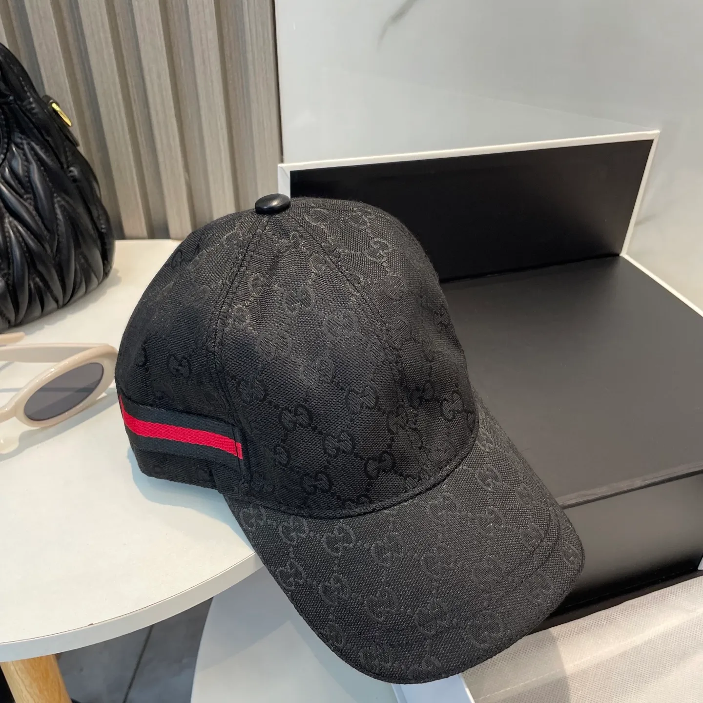 P60 Gucci (Gucci) classic original baseball cap😍Customized with 1:1 mold opening at the counter, the highest version, the original canvas is light and breathable! Photographed in real life, suitable for men and women in all seasons, basic head circumference 56cm, adjustable patches.