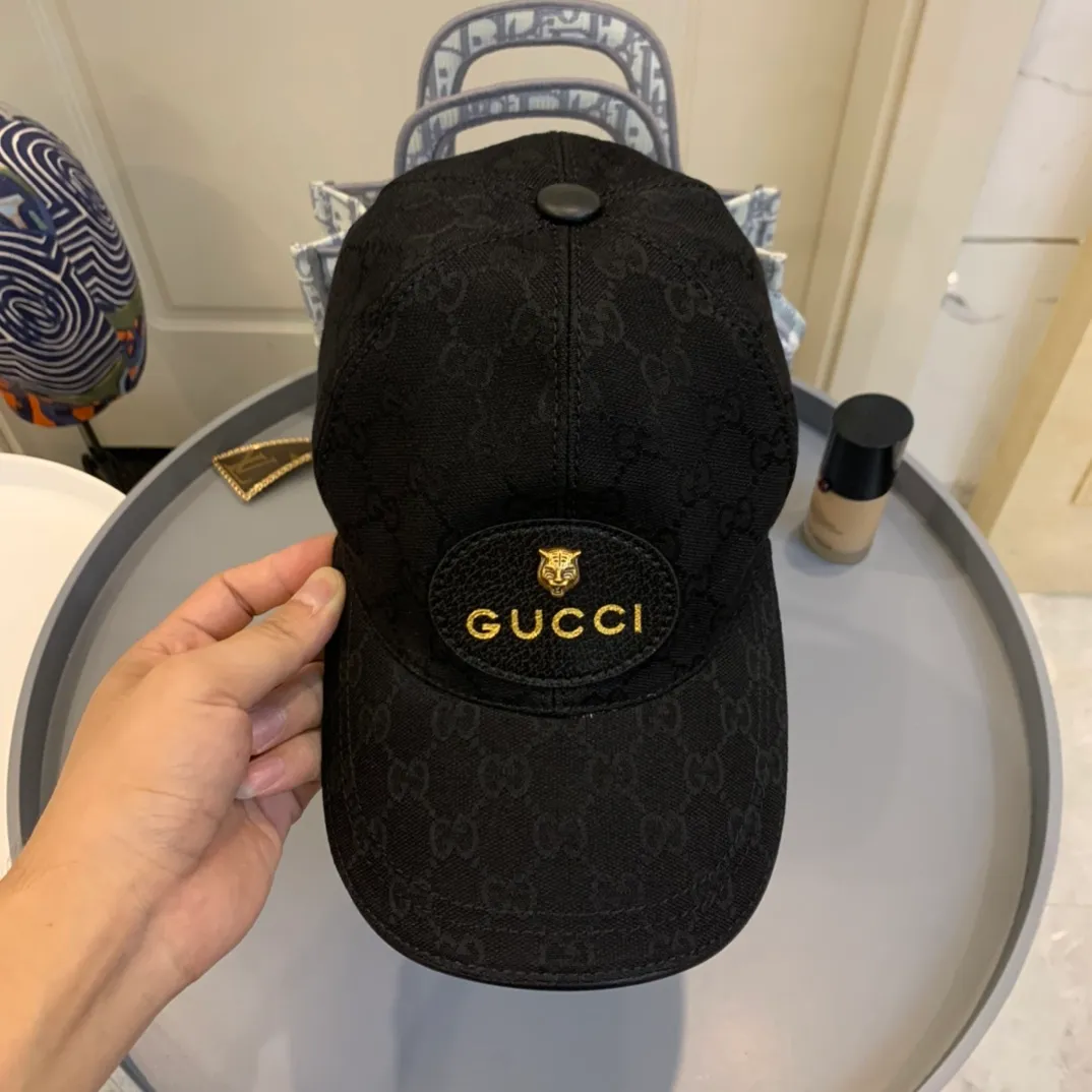 P130 Gucci (Gucci) new original baseball cap, 1:1 mold customization, heavy embroidery, details comparable to counters, original canvas + first-layer cowhide, pure cotton lining, great quality! The first choice for handsome men and beautiful women, fashionable and versatile. Basic head circumference 56, adjustable patch