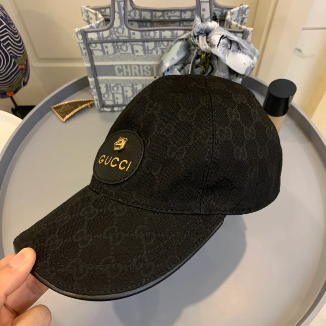 P130 Gucci (Gucci) new original baseball cap, 1:1 mold customization, heavy embroidery, details comparable to counters, original canvas + first-layer cowhide, pure cotton lining, great quality! The first choice for handsome men and beautiful women, fashionable and versatile. Basic head circumference 56, adjustable patch