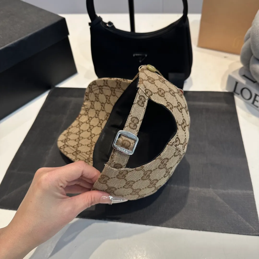 P70 original version shipped! Gucci's latest original baseball cap with wide webbing. 1:1 mold opening and customization at the counter, the highest version, original canvas fabric + first-layer cowhide, light and breathable! Photographed in real life, suitable for men and women in all seasons, basic head circumference 56
