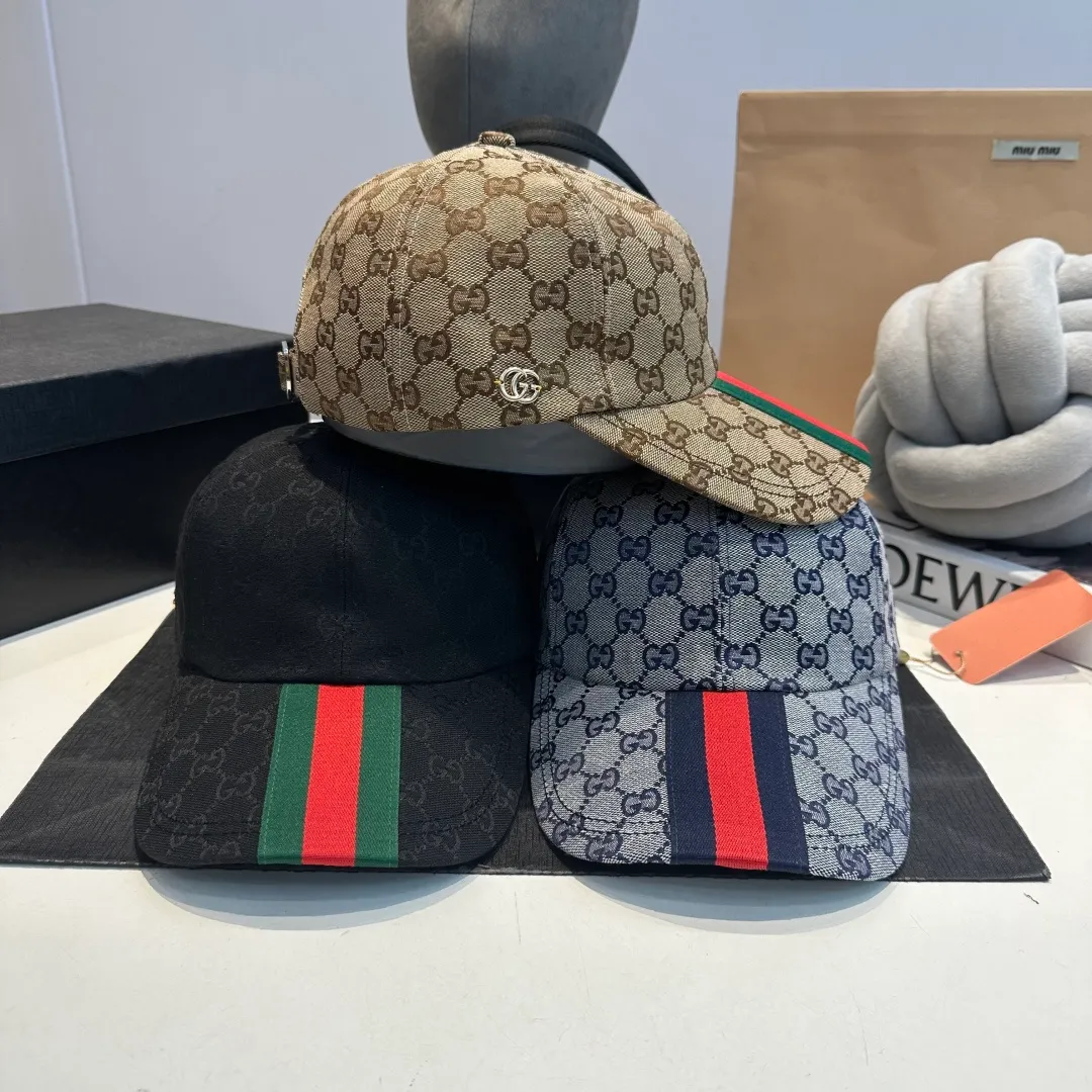 P70 original version shipped! Gucci's latest original baseball cap with wide webbing. 1:1 mold opening and customization at the counter, the highest version, original canvas fabric + first-layer cowhide, light and breathable! Photographed in real life, suitable for men and women in all seasons, basic head circumference 56