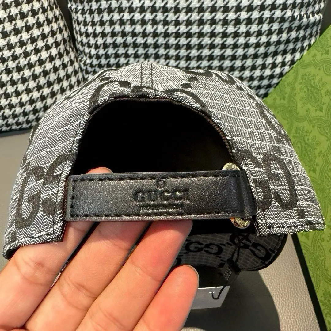 p90 New model shipped from official website. Gucci's latest original baseball cap, large double G, 1:1 mold customization at the counter, perfect alignment, original canvas fabric + first-layer cowhide, light and breathable! The basic head circumference is 56cm, and the patch is adjustable.