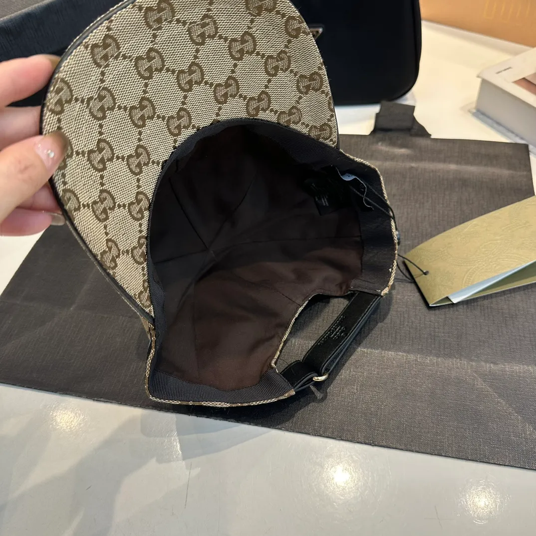 P240 GUCCI Gucci baseball cap, the craftsmanship is very exquisite, high-end and classy! Low-key luxury, easy to carry! The best-selling model in the counter, dark pattern small pair G, 1:1 mold opening and customization, waterproof fabric, pure cotton lining, light and breathable. Perfect fit, accurate alignment, each leather buckle has a different code, cow leather adjustment buckle, exclusive real shot, suitable for men and women.