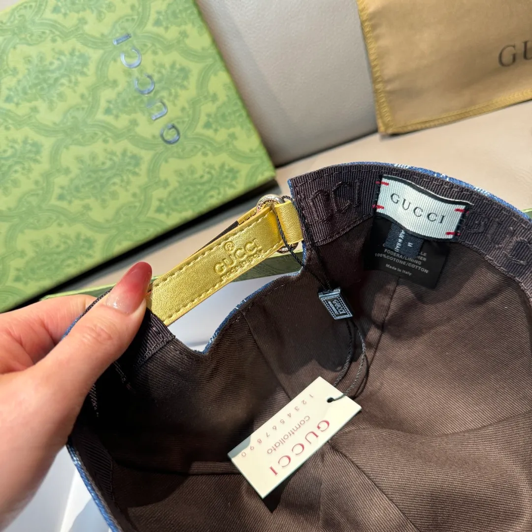 P90, Gucci (Gucci) new original baseball cap, large double G leather, best-selling model at the counter, 1:1 mold customization, original canvas fabric + first-layer cowhide, fashionable and handsome! The quality is great, the basic head circumference is 56cm, and the patch is adjustable.