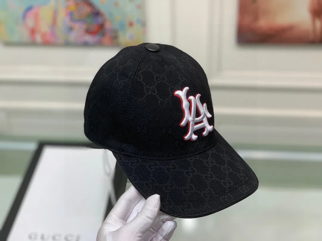 🉐100 Comes with box bag, Gucci new original baseball cap, LA embroidery, 1:1 mold opening and customization at the counter, heavy embroidery, original canvas + first-layer cowhide, light and breathable! The quality is great, the basic head circumference is 56cm, the patch is adjustable