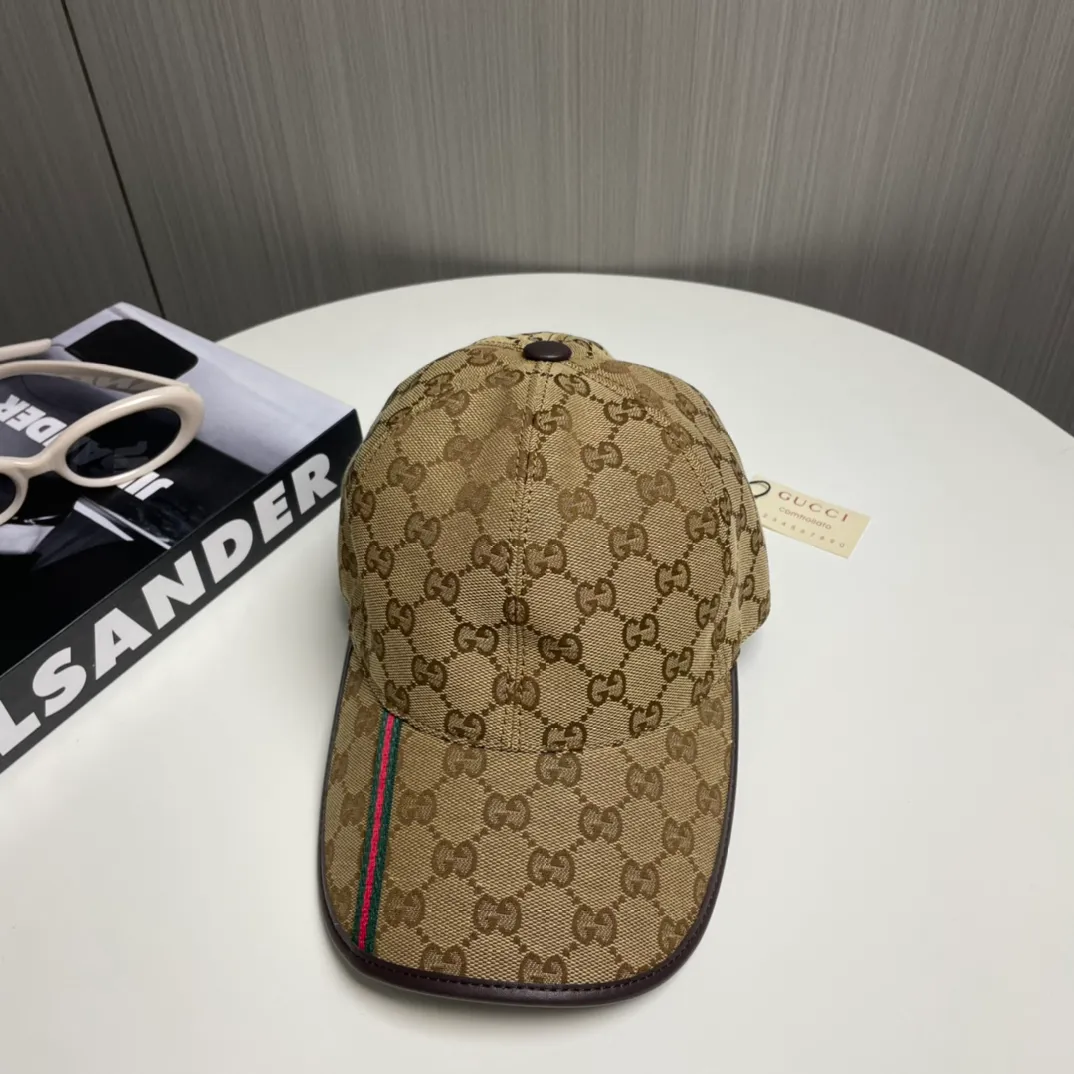 P96 Gucci (Gucci) classic original baseball cap, small vertical webbing, 1:1 mold customization, original canvas + first-layer cowhide, genuine leather edging, handsome and fashionable, popular purchasing agency, versatile style for men and women, great quality! The basic head circumference is 56cm, and the patch is adjustable.