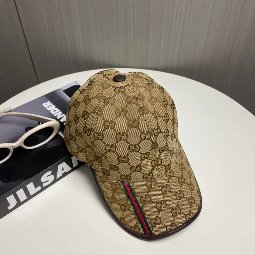 P96 Gucci (Gucci) classic original baseball cap, small vertical webbing, 1:1 mold customization, original canvas + first-layer cowhide, genuine leather edging, handsome and fashionable, popular purchasing agency, versatile style for men and women, great quality! The basic head circumference is 56cm, and the patch is adjustable.