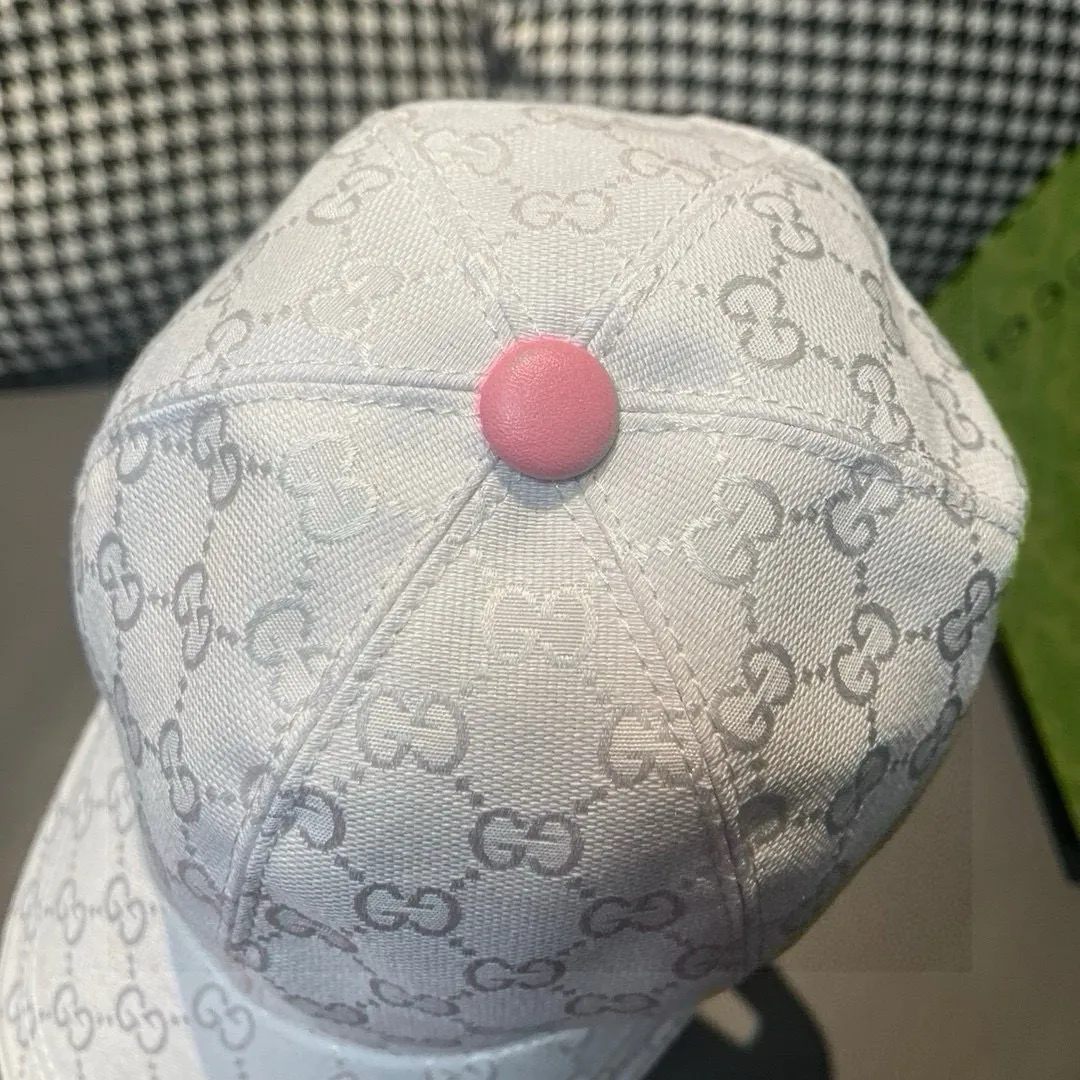 Batch of 900,000-year-old classic models in new colors shipped!   , Gucci (Gucci) classic original baseball cap 😍😍 1:1 mold opening and customization at the counter, the highest version, original canvas fabric + first layer of cowhide, light and breathable! Photographed in real life, suitable for men and women in all seasons, basic head circumference 56cm, adjustable patches.