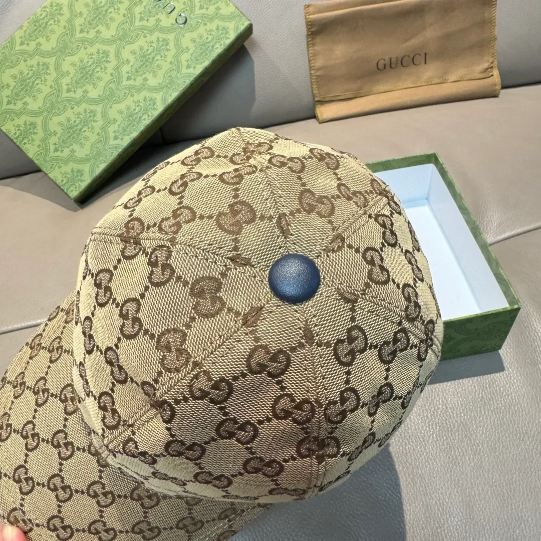 p90 ten thousand year old classic new color is shipped!   , Gucci (Gucci) classic original baseball cap 😍😍 1:1 mold opening and customization at the counter, the highest version, original canvas fabric + first layer of cowhide, light and breathable! Photographed in real life, suitable for men and women in all seasons, basic head circumference 56cm, adjustable patches.