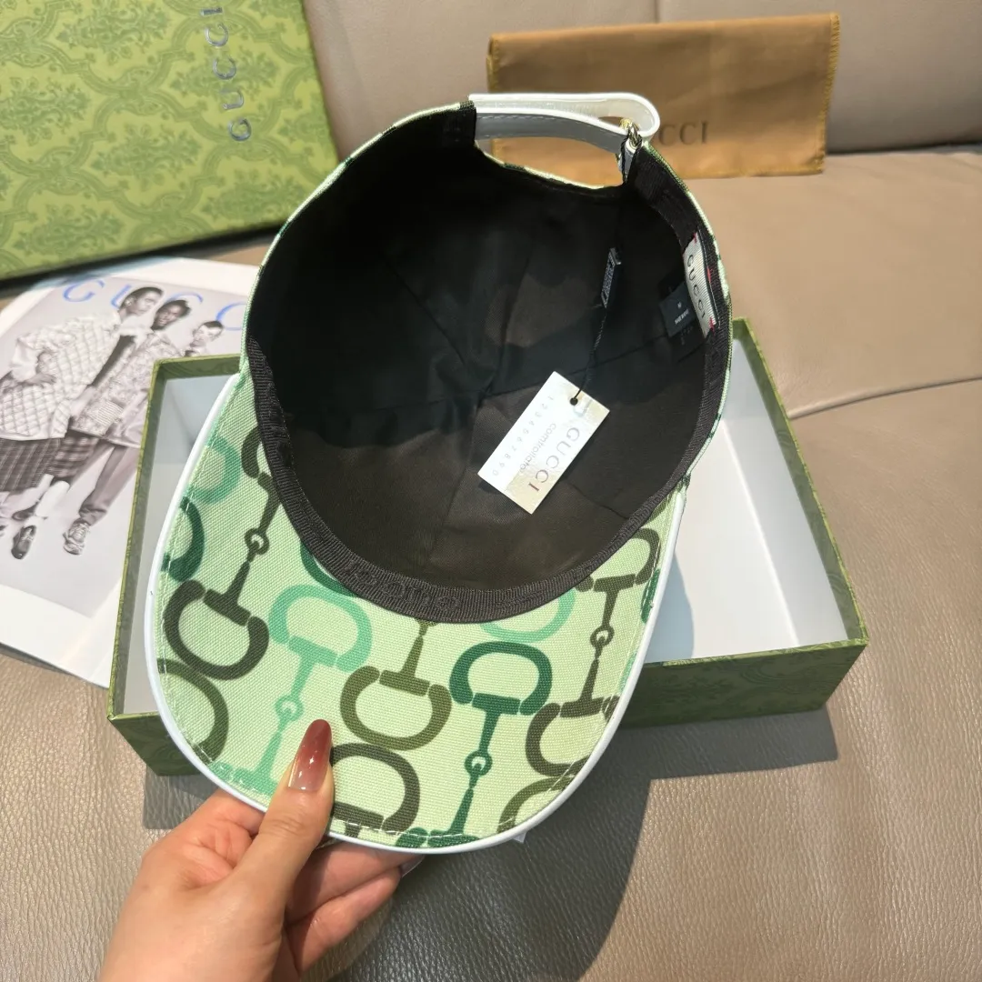 p90 Horsebit buckle shipped. Gucci new original baseball cap, horsebit buckle baseball cap. 1:1 mold opening and customization at the counter, original canvas fabric + first layer of cowhide, light and breathable! The basic head circumference is 56cm, and the patch is adjustable.