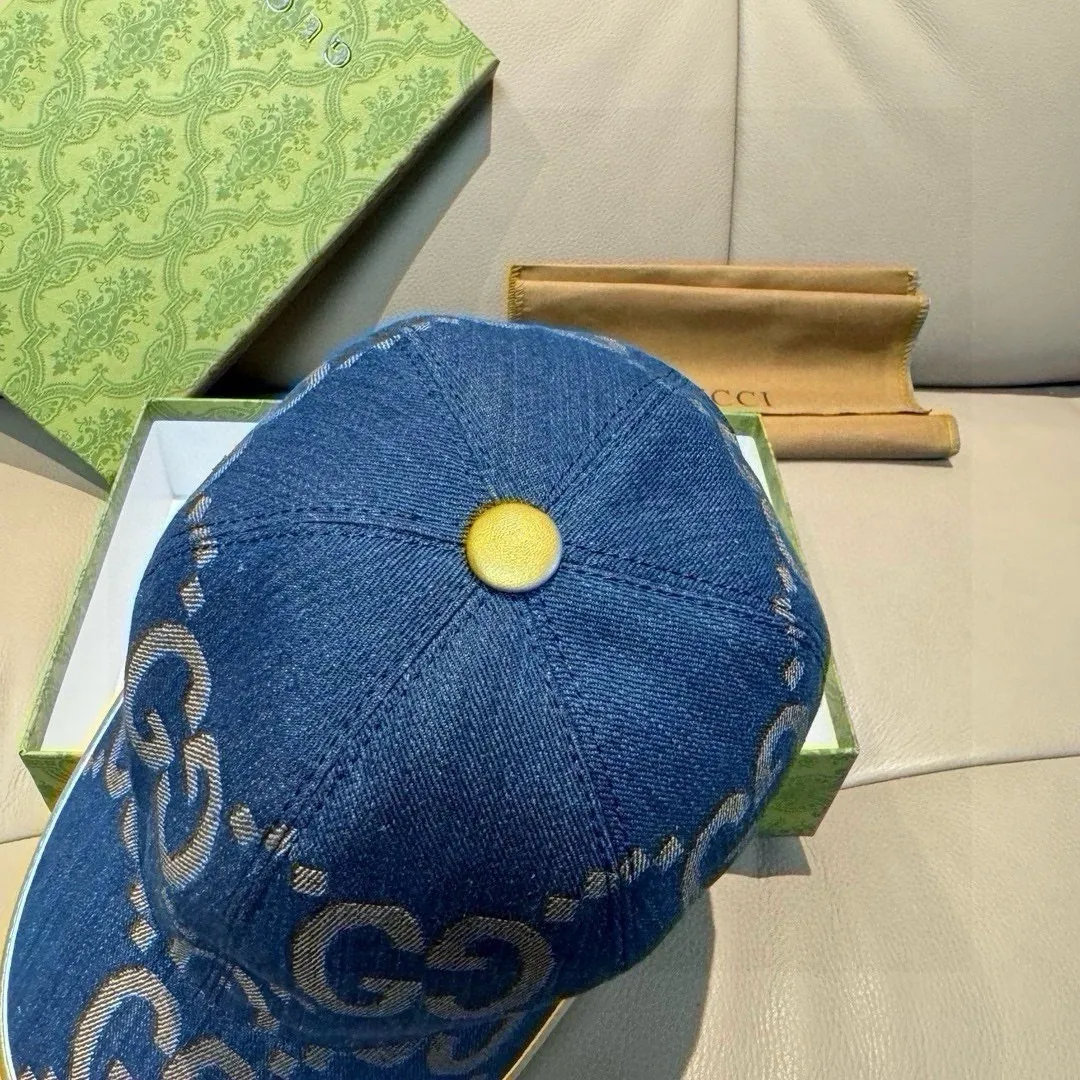 p90., Gucci Gucci’s new original baseball cap, large double G, 1:1 mold opening and customization at the counter, perfect matching pattern, original canvas fabric + first-layer cowhide, light and breathable! The basic head circumference is 56cm, and the patch is adjustable.