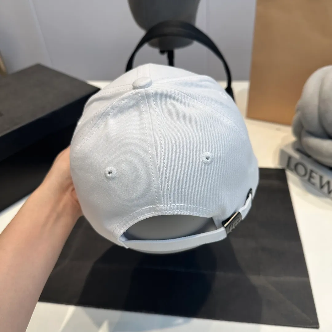 P56 Gucci Baseball Cap GUCCI official website new product, baseball cap, original quality is very popular, the workmanship is very exquisite, high-end atmosphere and class! Low-key luxury, easy to carry! Running volume!