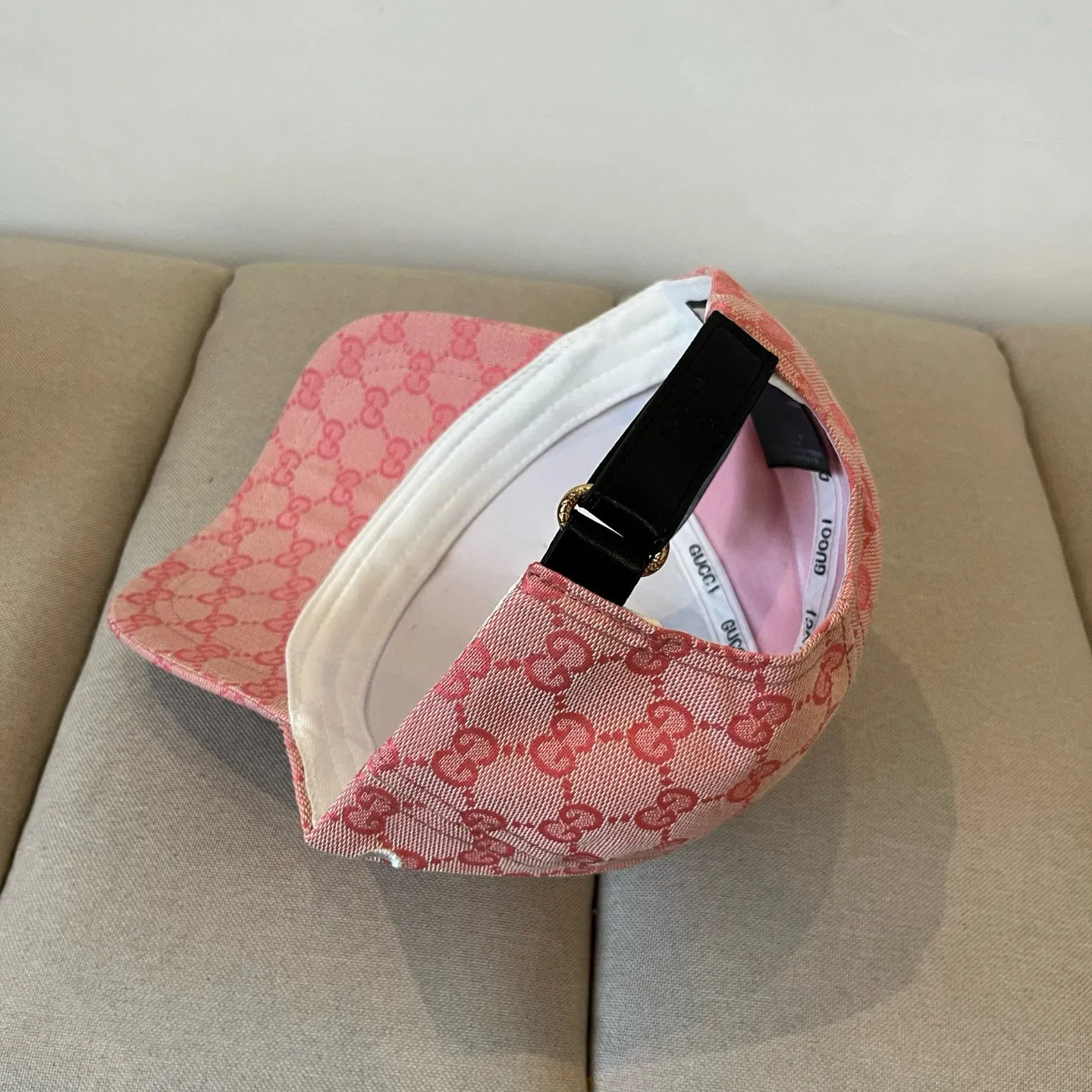 P60 Gucci Baseball Cap♥️GUCCI🧢New product from the official website, baseball cap, original quality, very popular 🔥🎩 The craftsmanship is very exquisite, high-end and classy! Low-key luxury, easy to carry! Running volume!