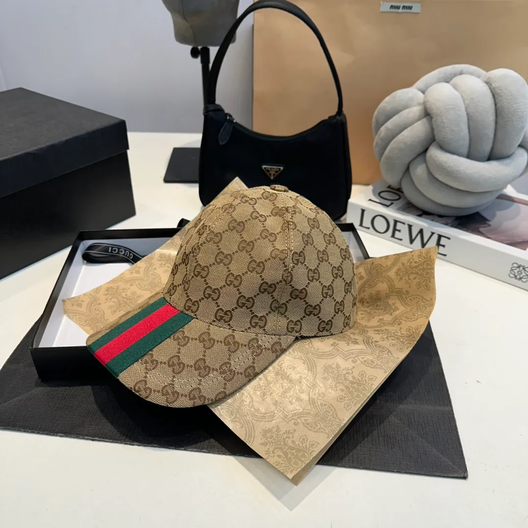 P90 Gucci (Gucci) new original baseball cap, double G webbing. 1:1 mold customization, heavy embroidery, details comparable to those at counters, original canvas fabric + first layer cowhide, excellent quality! The first choice for handsome men and beautiful women, fashionable and versatile. The basic head circumference is 56cm, and the patch is adjustable.