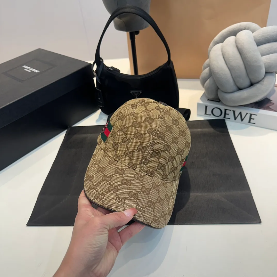 P900,000 classic model shipped! Gucci (Gucci) classic original baseball cap 😍😍Customized at the 1:1 counter mold, the highest version, original canvas + first-layer cowhide, light and breathable! Photographed in real life, suitable for men and women in all seasons, basic head circumference 56cm, adjustable patches.