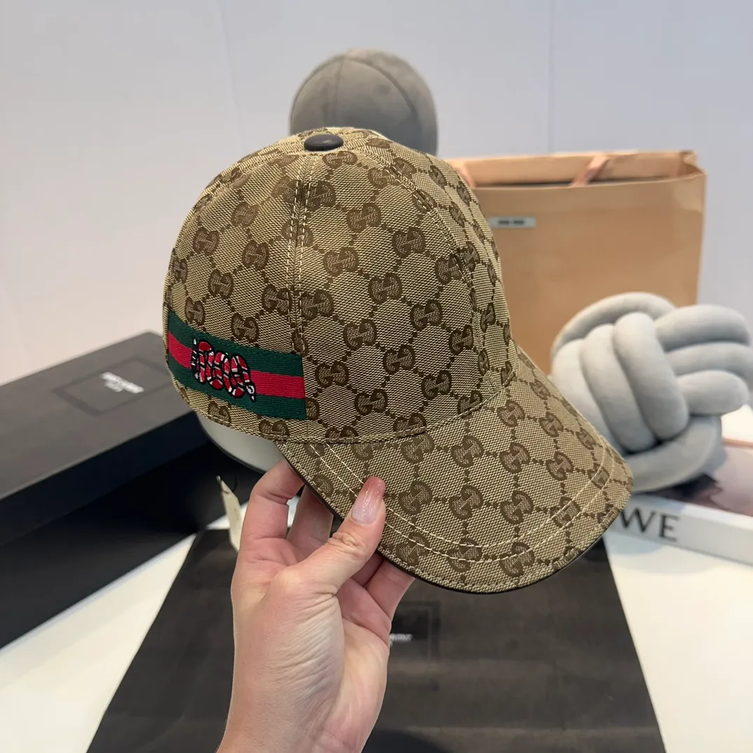 P900,000 classic model shipped! Gucci (Gucci) classic original baseball cap 😍😍Customized at the 1:1 counter mold, the highest version, original canvas + first-layer cowhide, light and breathable! Photographed in real life, suitable for men and women in all seasons, basic head circumference 56cm, adjustable patches.