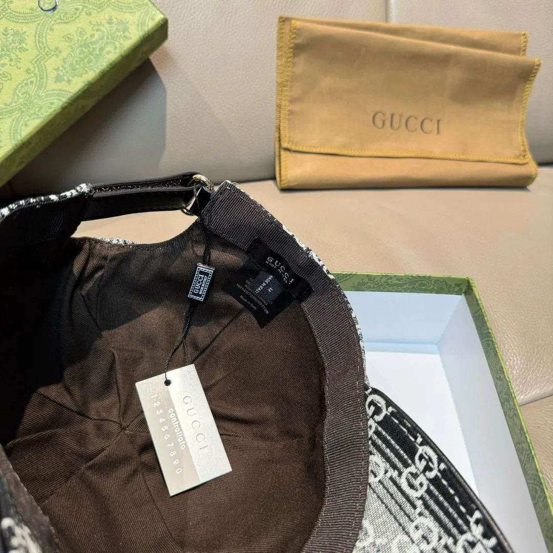 p90, Gucci (Gucci) new original baseball cap, gradient candy double G, 1:1 mold opening and customization at the counter! Original denim fabric + first-layer cowhide, light and breathable! Actual photo, suitable for men and women, basic head circumference 56cm, adjustable patch.