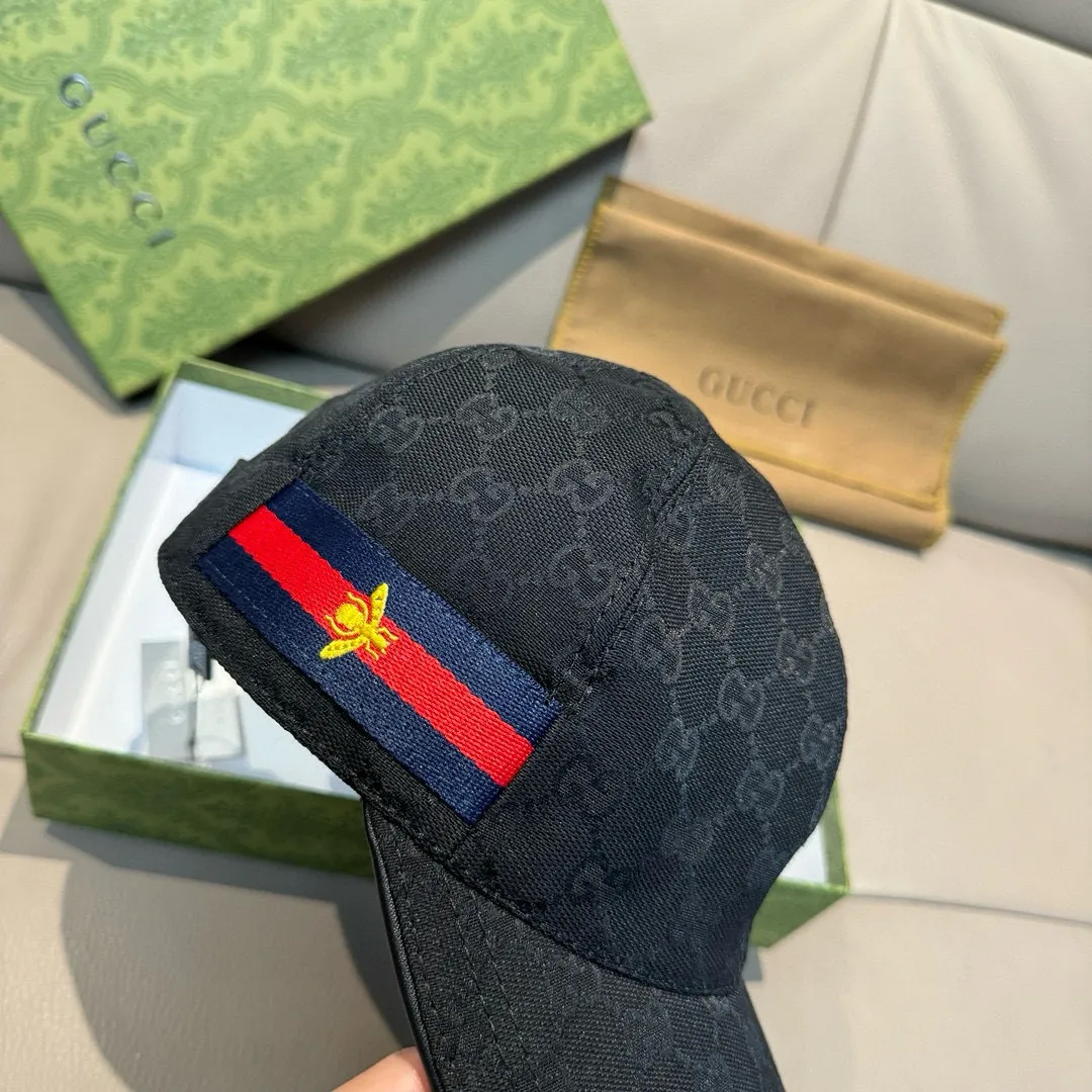 p90 ten thousand year classic model shipped!   , Gucci (Gucci) classic original baseball cap, bee webbing, 1:1 mold opening and customization at the counter, the highest version, original canvas + first-layer cowhide, pure cotton lining, light and breathable! Photographed in real life, suitable for men and women in all seasons, basic head circumference 56cm, adjustable patches.