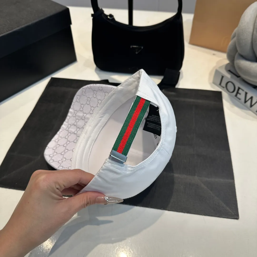 P56 Gucci Baseball Cap♥️GUCCI🧢New product from the official website, baseball cap, original quality, hot arrival 🔥🎩 The craftsmanship is very exquisite, high-end and classy! Low-key luxury, easy to carry! Running volume!
