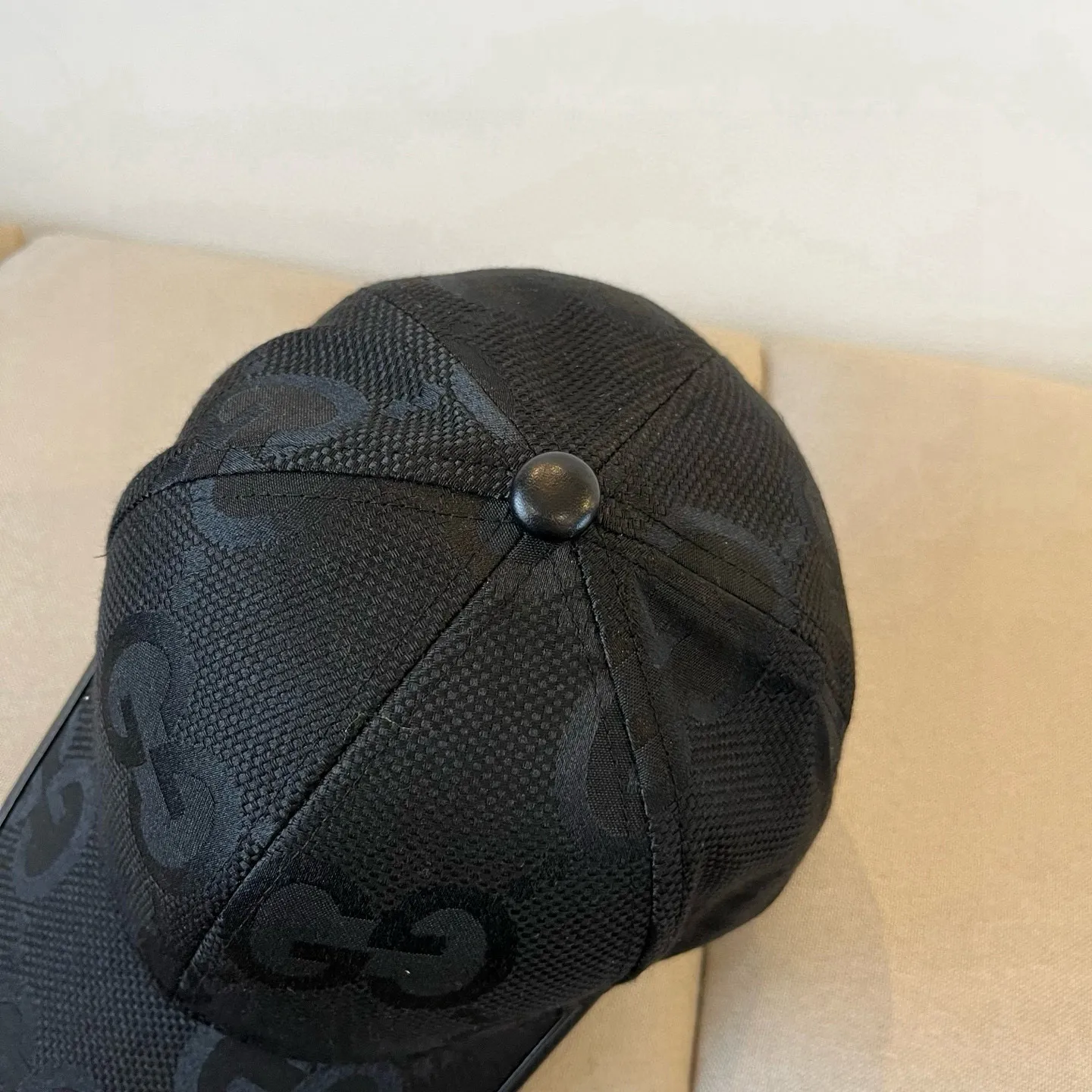 P60 Gucci Baseball Cap♥️GUCCI🧢New product from the official website, baseball cap, original quality, very popular 🔥🎩 The craftsmanship is very exquisite, high-end and classy! Low-key luxury, easy to carry! Running volume!