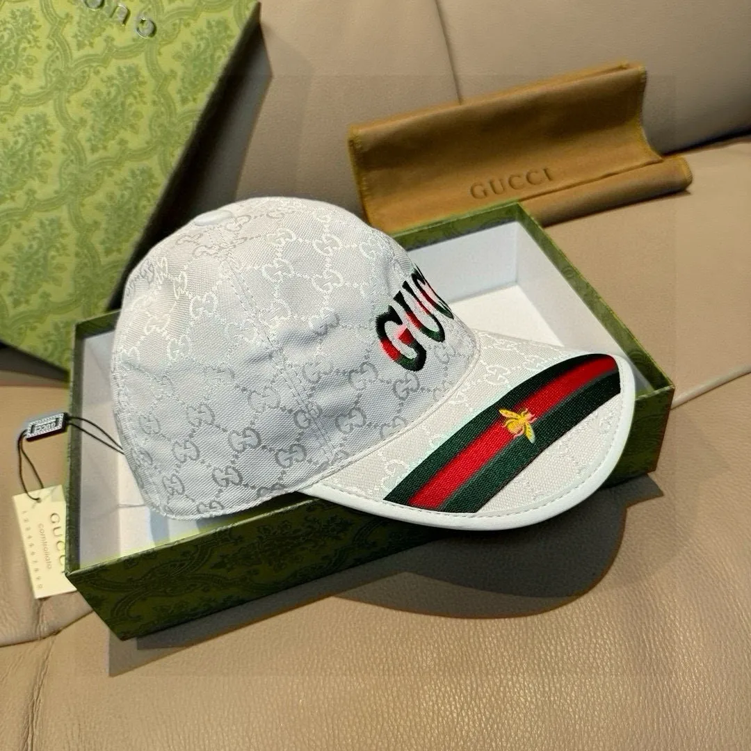 P90, Gucci's new original baseball cap, 1:1 mold customization, heavy embroidery, details comparable to those at counters, original canvas fabric + first-layer cowhide, great quality! The first choice for handsome men and beautiful women, fashionable and versatile. The basic head circumference is 56cm, and the patch is adjustable.