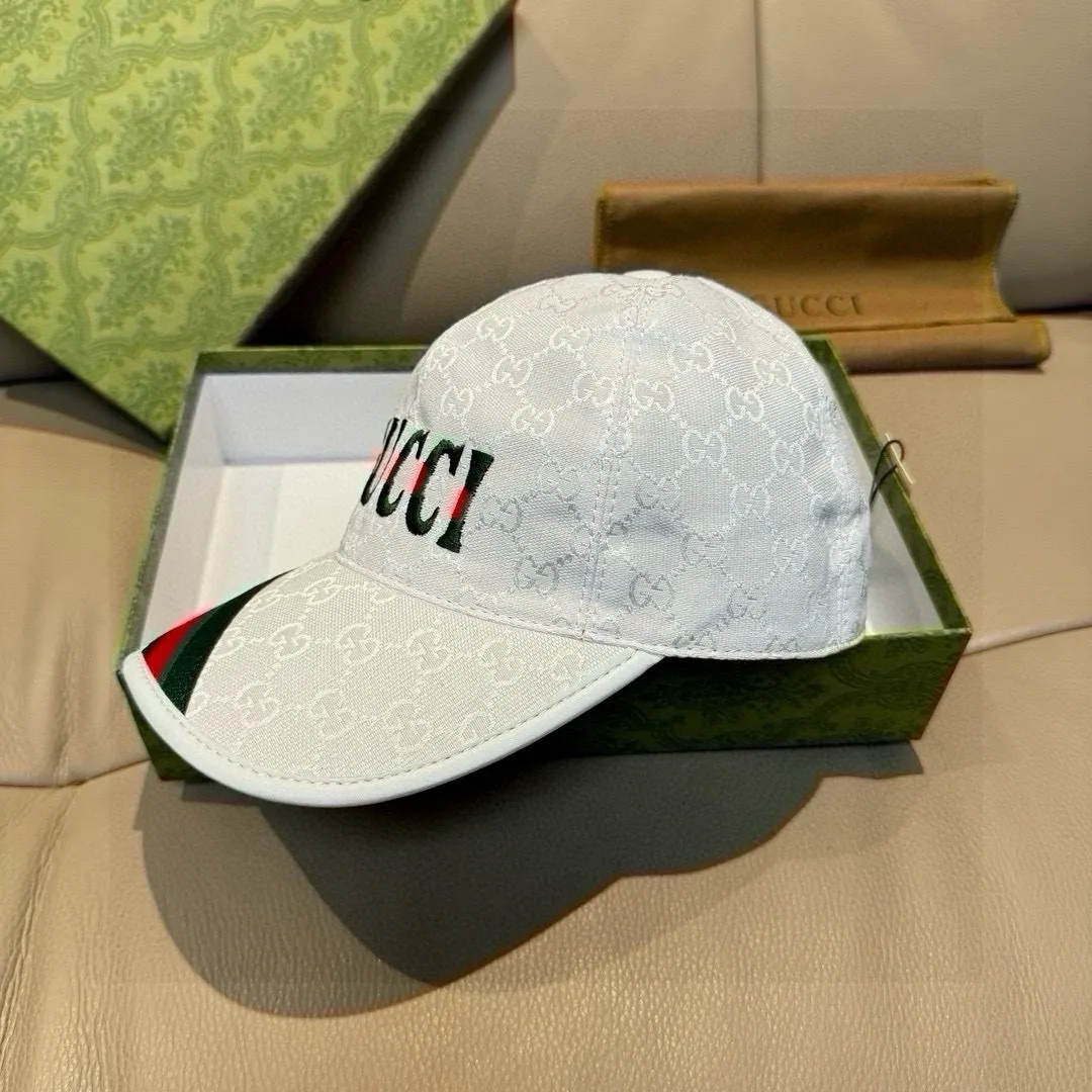 P90, Gucci's new original baseball cap, 1:1 mold customization, heavy embroidery, details comparable to those at counters, original canvas fabric + first-layer cowhide, great quality! The first choice for handsome men and beautiful women, fashionable and versatile. The basic head circumference is 56cm, and the patch is adjustable.