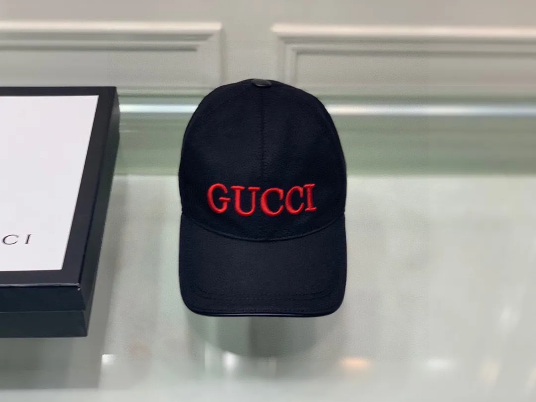 🉐️90 Comes with box bag, new original Gucci baseball cap, GUCCI embroidery, 1:1 mold customization, heavy embroidery, details comparable to those at the counter, original canvas fabric + first layer cowhide, great quality! The first choice for handsome men and beautiful women, fashionable and versatile. The basic head circumference is 56cm, and the patch is adjustable.