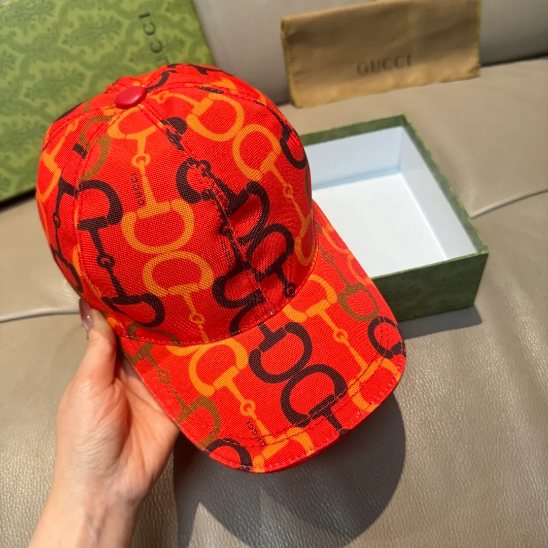 p90 Horsebit buckle shipped. Gucci new original baseball cap, horsebit buckle baseball cap. 1:1 mold opening and customization at the counter, original canvas fabric + first layer of cowhide, light and breathable! The basic head circumference is 56cm, and the patch is adjustable.