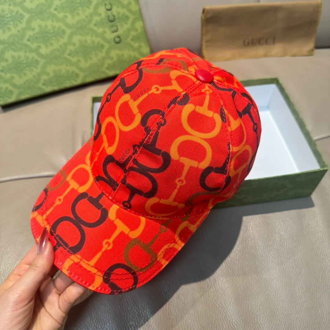 p90 Horsebit buckle shipped. Gucci new original baseball cap, horsebit buckle baseball cap. 1:1 mold opening and customization at the counter, original canvas fabric + first layer of cowhide, light and breathable! The basic head circumference is 56cm, and the patch is adjustable.