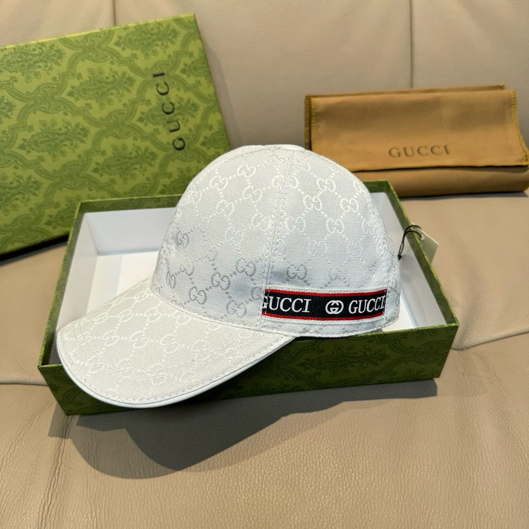 p90., Gucci's new original baseball cap, logo webbing, 1:1 mold opening and customization at the counter, original canvas fabric + first-layer cowhide, light and breathable! The basic head circumference is 56cm, and the patch is adjustable.