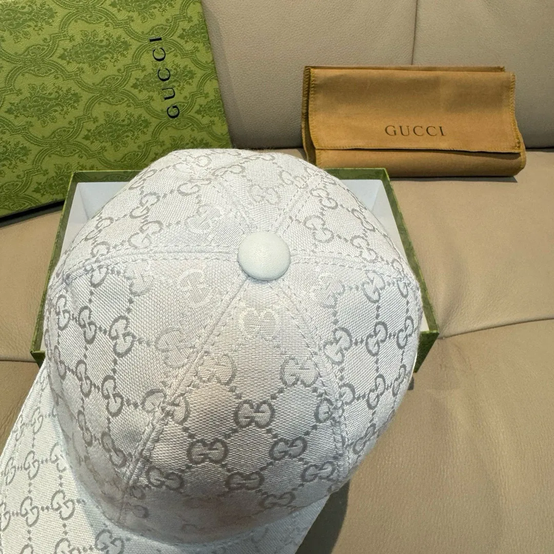 p90., Gucci's new original baseball cap, logo webbing, 1:1 mold opening and customization at the counter, original canvas fabric + first-layer cowhide, light and breathable! The basic head circumference is 56cm, and the patch is adjustable.