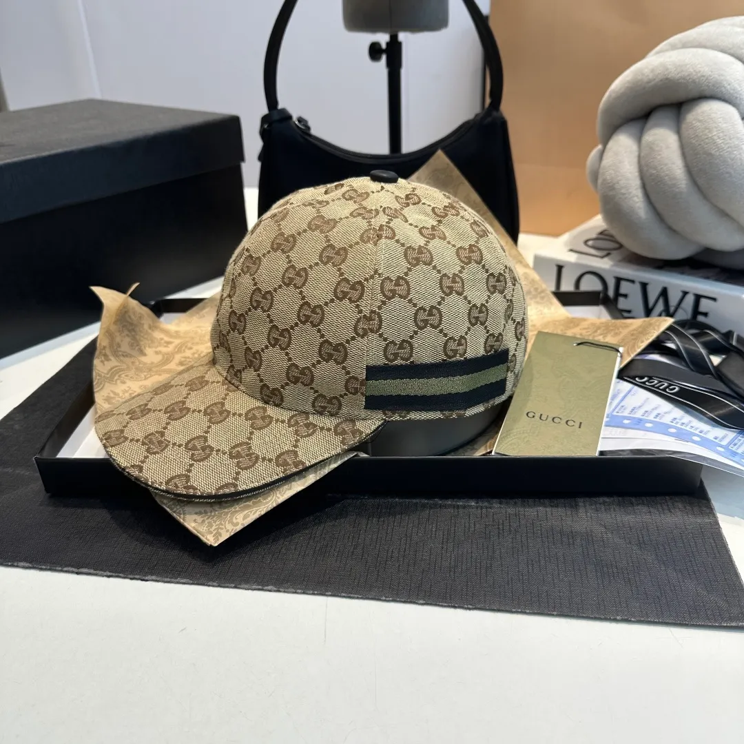P240 This single product is from the Gucci Lido series, and its design is inspired by the summer style and beach clubs of the Italian coast. In the new fashion series "March of Love by Gucci", the classic GG canvas is launched in a classic and timeless blue and beige combination. This fabric has been used in many collections for a long time and has become the main material of the brand. This baseball cap comes in a classic colorway with red and blue web stripes adding to its appeal. Classic GG canvas·Striped webbing. Adjustable Velcro buckle on the back ●68% polyester, 16% cotton, 16% nylon·100% cotton (lining) 55% cotton, 45% viscose (inside)·100% nylon (detail)·100% calfskin