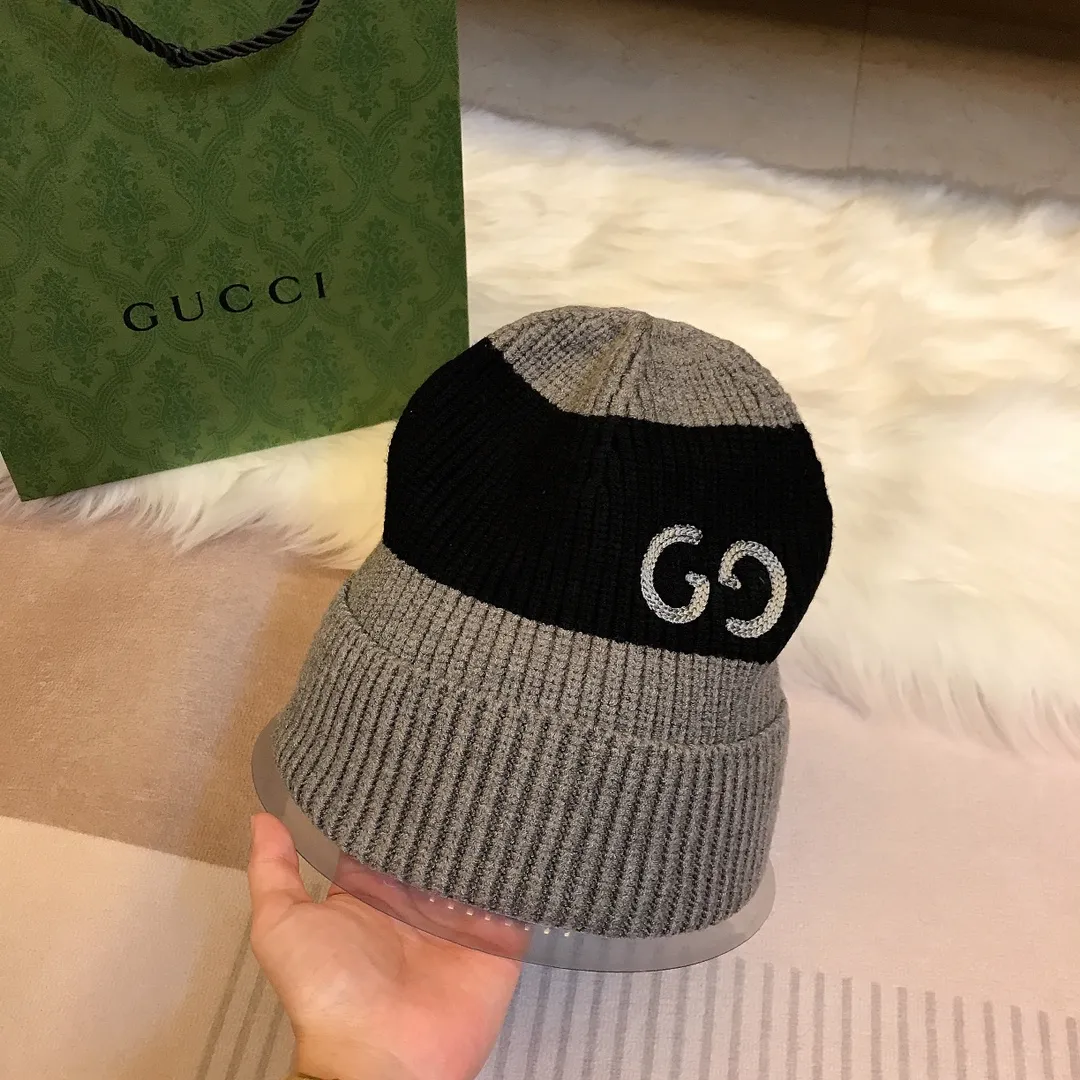 Special batch 🉐70💰 🧢GUCCI Gucci👒 The latest knitted hat from the official website, a replica of the original one from the official website. Very soft and skin-friendly, very elastic 💓 Textured and very versatile style ~ Warm cashmere wool hat, one size fits all and elastic ~ Unisex, can be worn by any head circumference. Really recommended