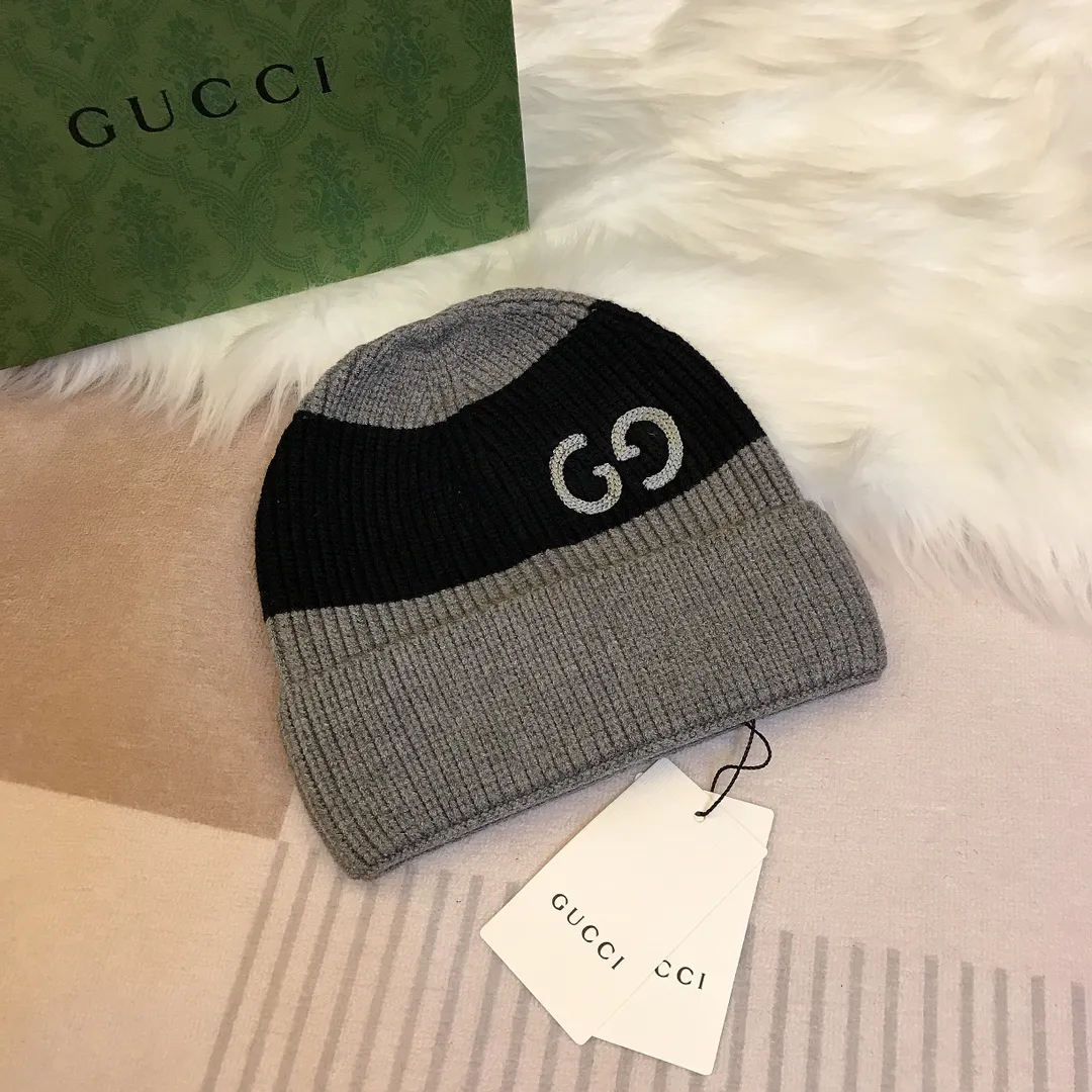 Special batch 🉐70💰 🧢GUCCI Gucci👒 The latest knitted hat from the official website, a replica of the original one from the official website. Very soft and skin-friendly, very elastic 💓 Textured and very versatile style ~ Warm cashmere wool hat, one size fits all and elastic ~ Unisex, can be worn by any head circumference. Really recommended